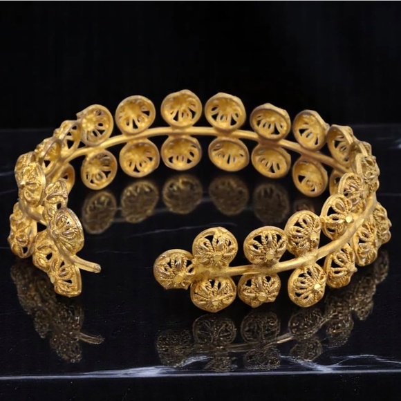Vintage Matte Gold Tone Openwork Filigree Cuff Bracelet Floral Disc Motif  7.5" - Picture 2 of 9